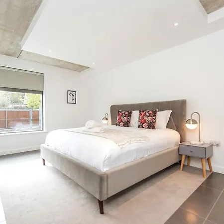 Modern Luxury -four Bed House Holiday home *